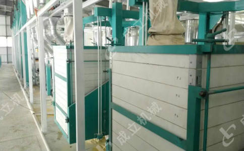 吉林玉米渣子磨面機(jī)，日產(chǎn)20噸玉米飼料加工設(shè)備廠家:玉米收獲機(jī)
