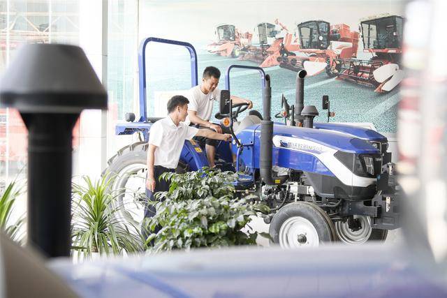 睢縣農(nóng)機備戰(zhàn)夏收 技術檢修保障生產(chǎn):農(nóng)機
