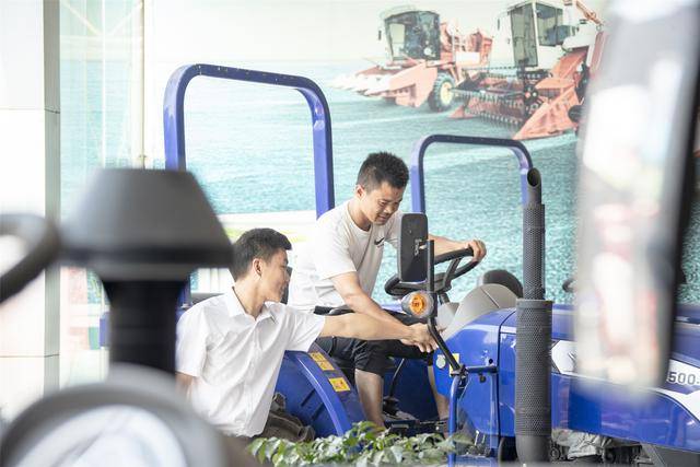 睢縣農(nóng)機備戰(zhàn)夏收 技術檢修保障生產(chǎn):農(nóng)機
