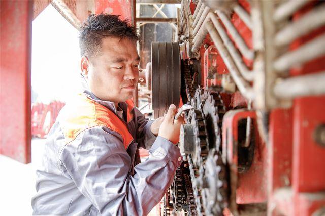 睢縣農(nóng)機備戰(zhàn)夏收 技術檢修保障生產(chǎn):農(nóng)機
