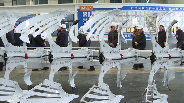 “河南農(nóng)機(jī)云平臺(tái)”建設(shè)成效初步顯現(xiàn)<strong></p>
<p>農(nóng)機(jī)
</strong>，10萬(wàn)臺(tái)農(nóng)機(jī)上線:農(nóng)機(jī)
